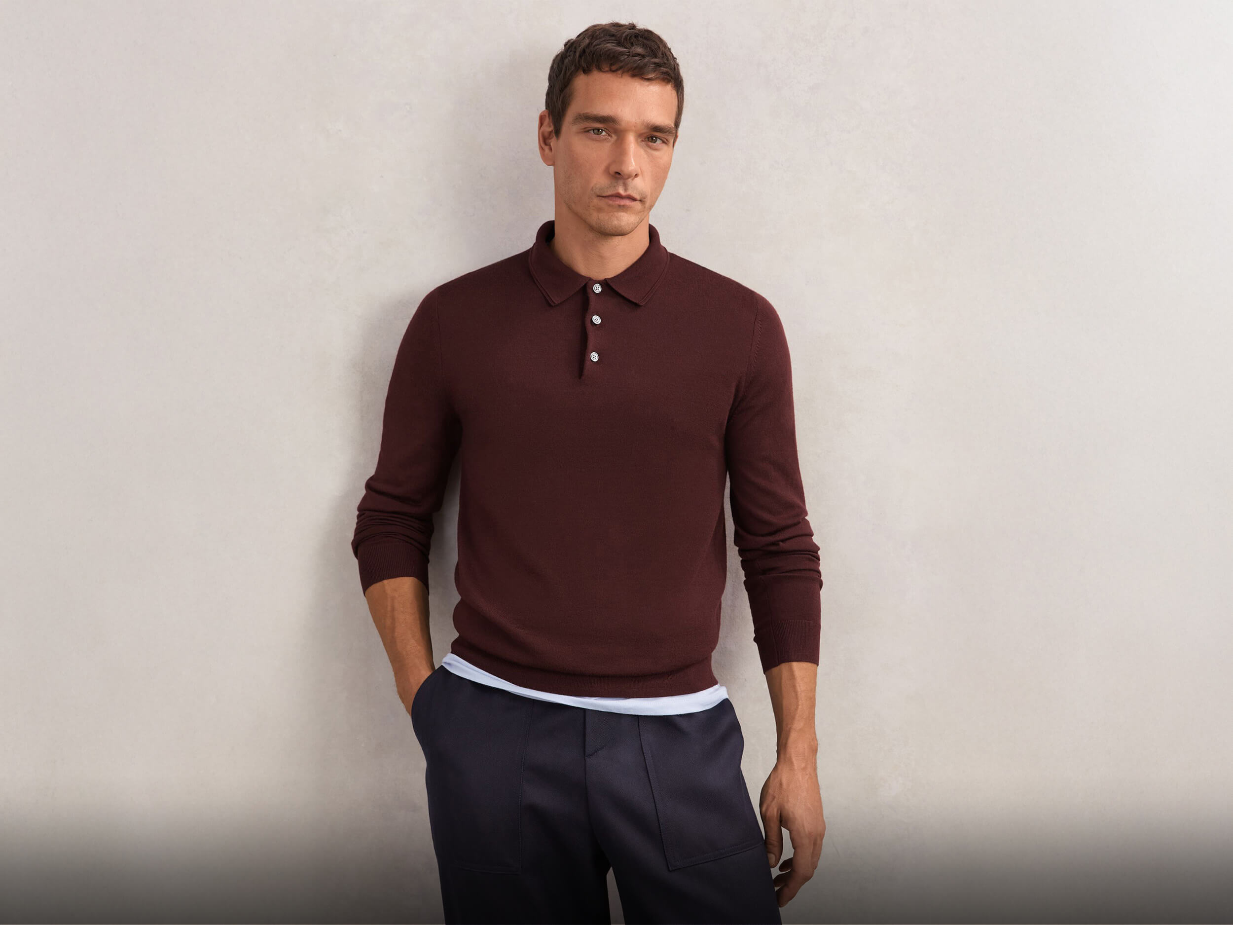 TRIČKO S POLOKÉM: CHARAKTERISTICKÝ STYL A MODERNÍ ELEGANTNÍ A LEŽÉRNÍ OBLEČENÍ